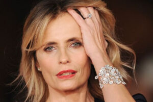 Grazie Isabella Ferrari per averci mostrato il taglio corto per over 60 perfetto per la primavera